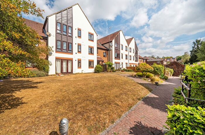 2 Bedroom Flat For Sale In Haslemere, Surrey, GU27