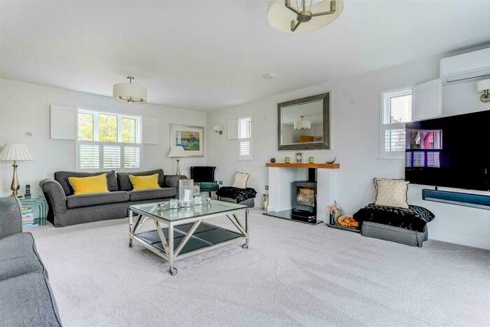 4 Bedroom Detached House For Sale In Oak Tree Close, Nazeing, EN9