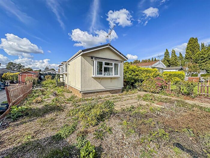 1 Bedroom Mobile/park Home For Sale In Orchards Residential Park, Orchards Residential Park, Wexham, SL3