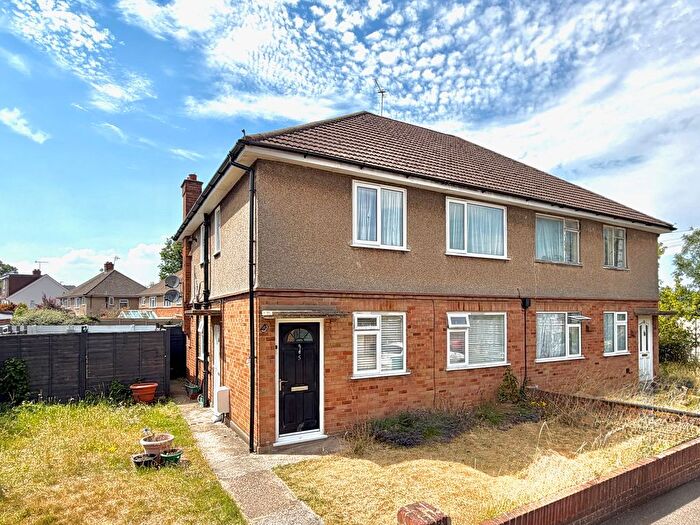 2 Bedroom Maisonette For Sale In Russell Crescent, Watford, WD25