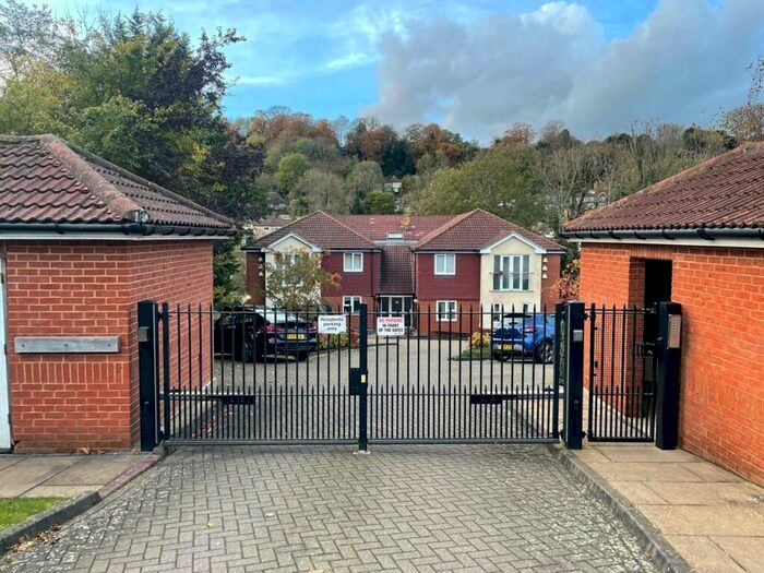 2 Bedroom Apartment To Rent In Croydon Road, Caterham, Surrey, CR3