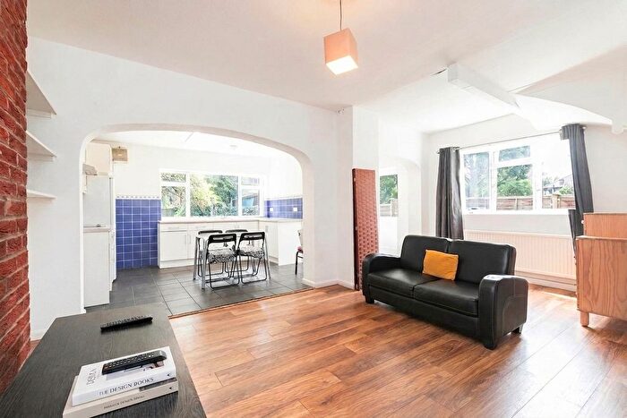 4 Bedroom Semi Detached House For Sale In Sawley Road, Shepherds Bush, W12