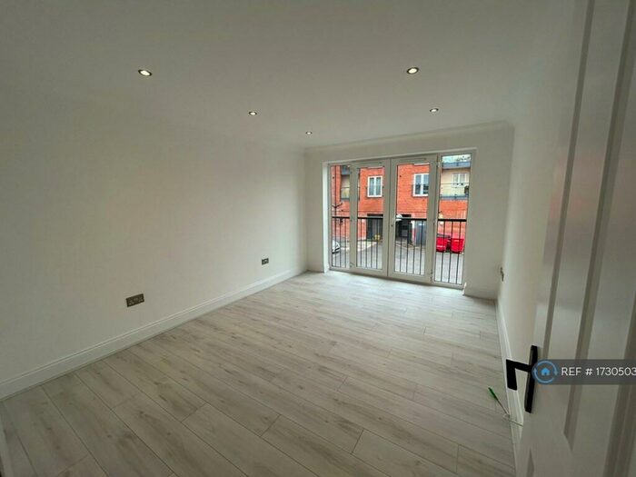 2 Bedroom Flat To Rent In Jade Court, Hoddesdon, EN11