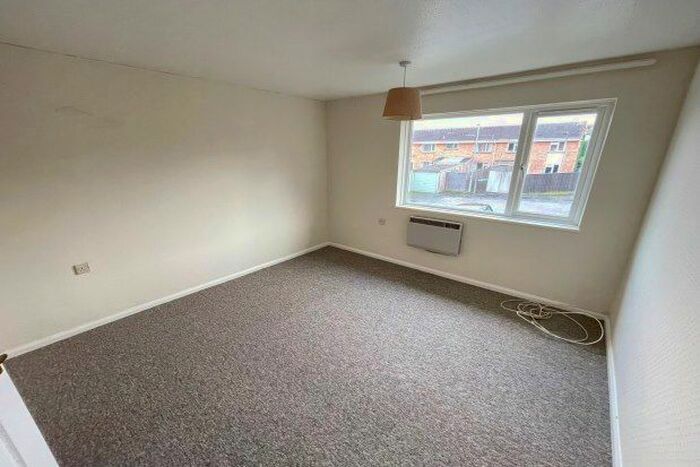 2 Bedroom Flat To Rent In Hamlin Gardens, Exeter EX1