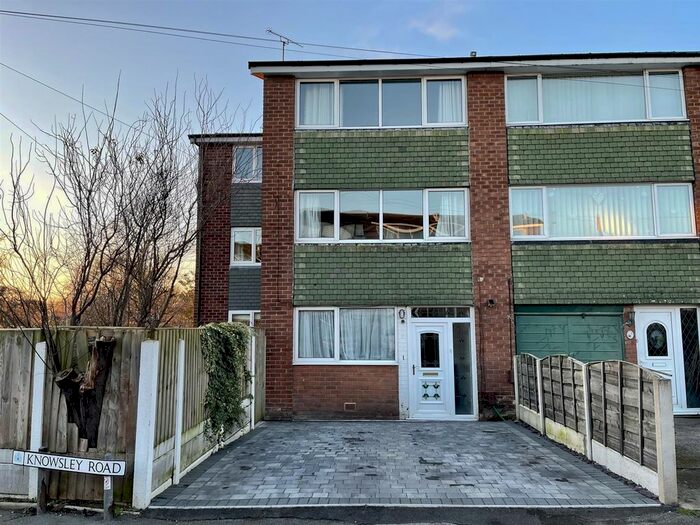 4 Bedroom Town House To Rent In Knowsley Road, Offerton, Stockport, SK1