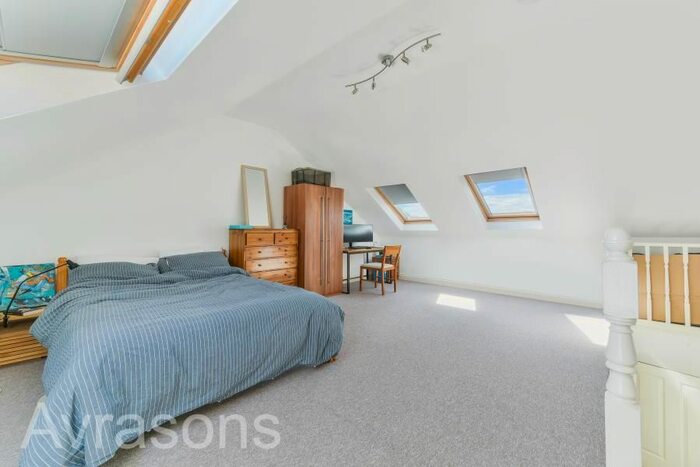 3 Bedroom Flat To Rent In Crewdson Road, London, SW9