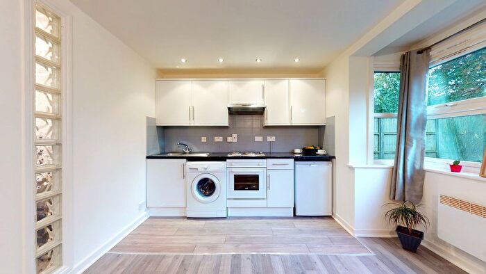 1 Bedroom Flat To Rent In Balmoral Mews, London, W12