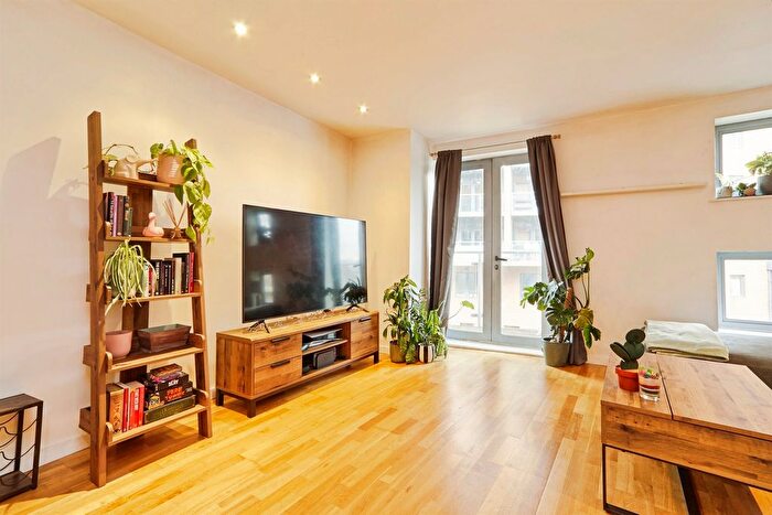 2 Bedroom Flat For Sale In Gotts Road, Leeds, LS12