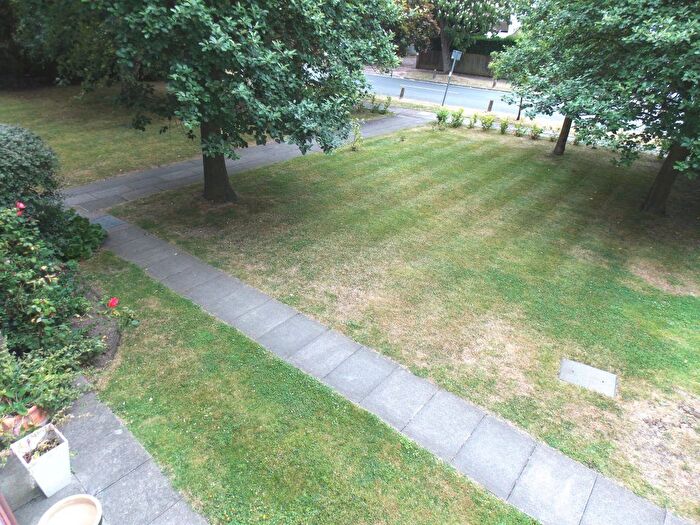 2 Bedroom Flat To Rent In Copers Cope Road, Beckenham, BR3