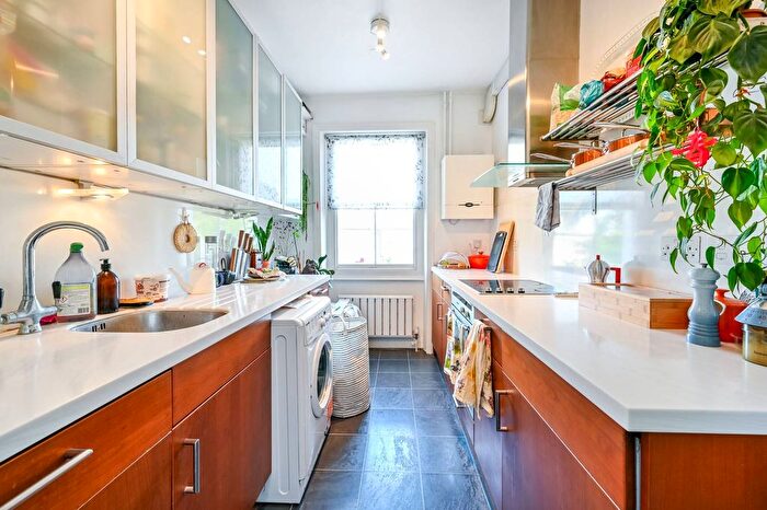 3 Bedroom Flat To Rent In South Villas, Camden, London, NW1