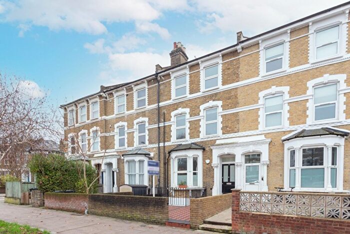 2 Bedroom Flat For Sale In Stoke Newington Common, London, N16