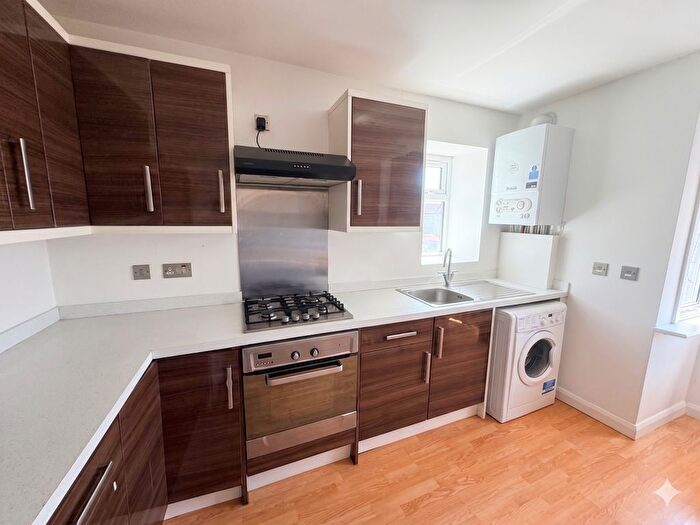 2 Bedroom Flat To Rent In Greenford Avenue, Hanwell, W7