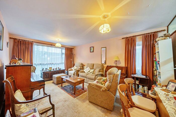 2 Bedroom Flat For Sale In Stratton Close, Edgware, HA8