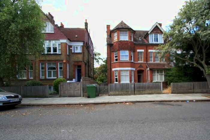 Studio To Rent In Riggindale Road, Streatham, SW16