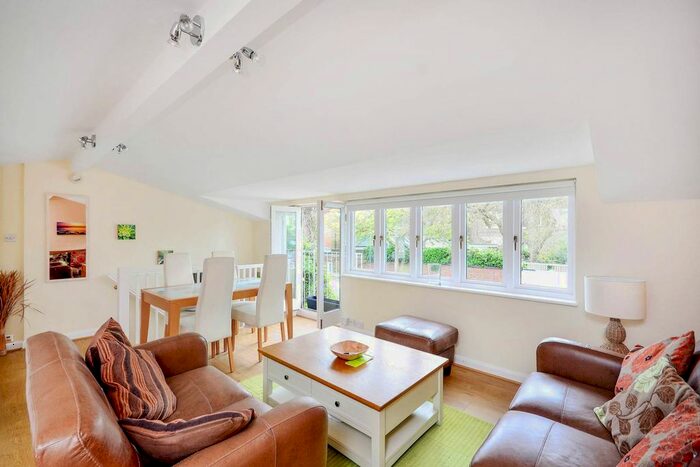 2 Bedroom Detached House To Rent In Beechwood Ave, Kew, Richmond, TW9