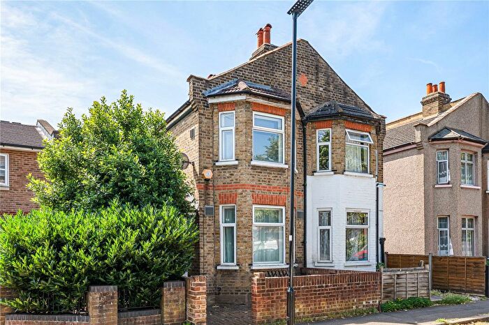 3 Bedroom Semi Detached House For Sale In Grove Road, Hounslow, TW3