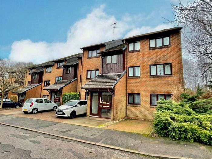 2 Bedroom Flat To Rent In Adams Way, Alton, GU34