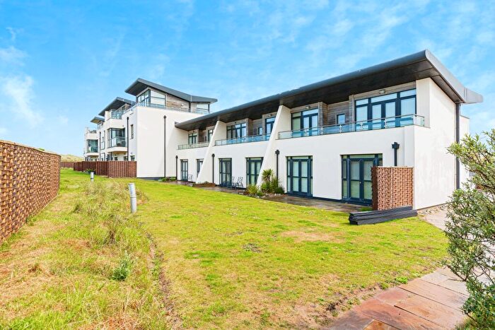 2 Bedroom Flat For Sale In Clifton Drive North, Lytham St. Annes, FY8