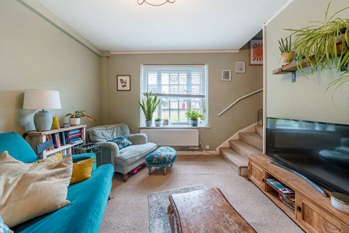 2 Bedroom Flat For Sale In Albion Avenue, London, SW8