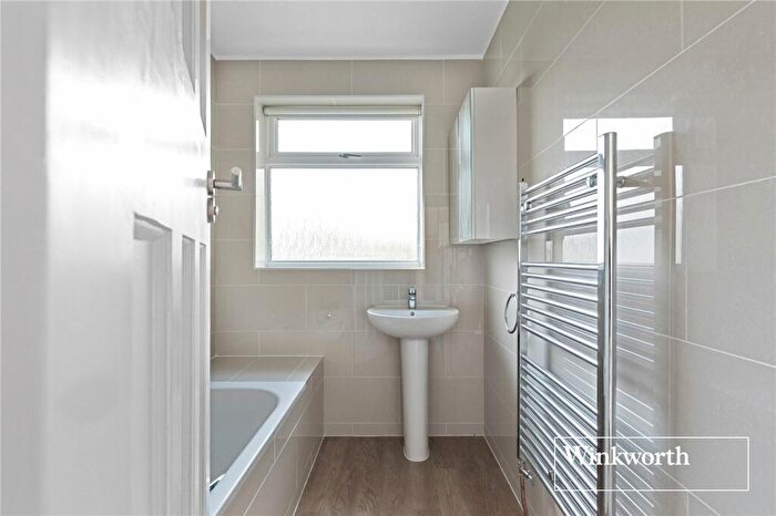 3 Bedroom End Of Terrace House For Sale In Cadogan Gardens, Finchley, London, N3