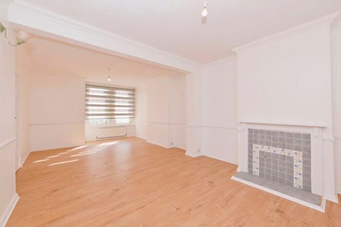 3 Bedroom End Of Terrace House To Rent In Kingsway, Enfield, EN3