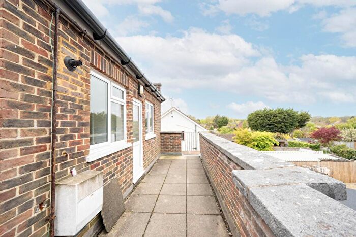 3 Bedroom Flat To Rent In The Parade, Caterways, Horsham, RH12