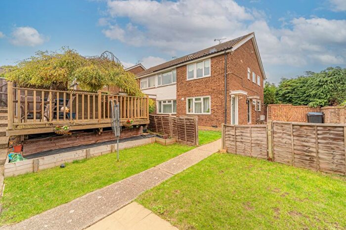 2 Bedroom Maisonette For Sale In Pinnacles, Waltham Abbey, EN9