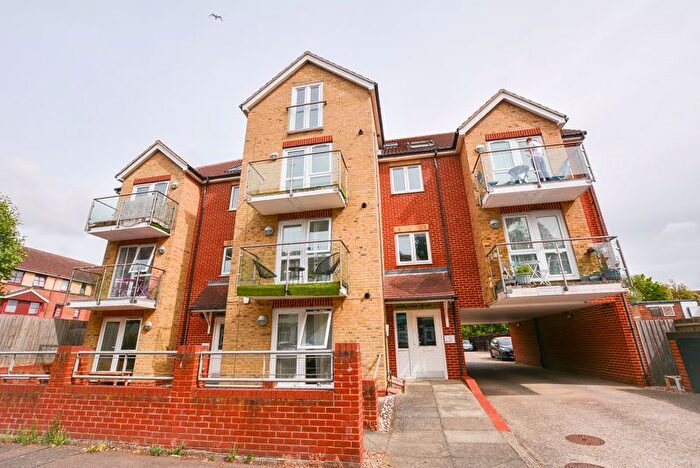 2 Bedroom Flat To Rent In Ambleside Drive, Southend-On-Sea, SS1