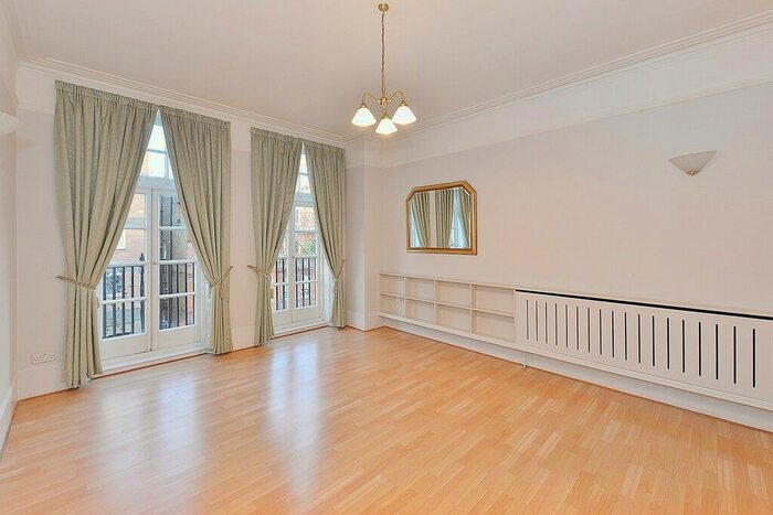 4 Bedroom Flat To Rent In Old Brompton Road, Earls Court, SW5