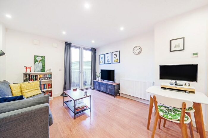 1 Bedroom Flat For Sale In Molineaux Court, Pontes Avenue, Hounslow, TW3