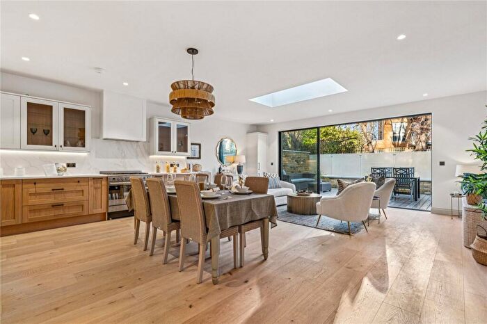 3 Bedroom Apartment For Sale In Balham Park Road, SW12