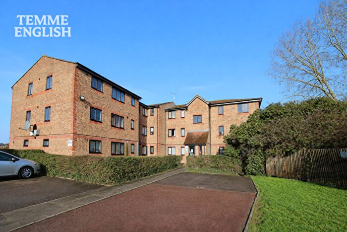 2 Bedroom Flat For Sale In Chestnut Road, Vange, SS16