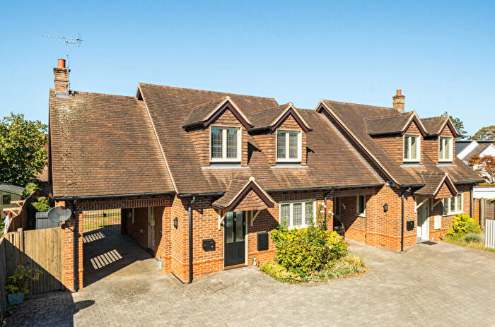 3 Bedroom Link Detached House For Sale In Yeoman Court, Wokingham, Berkshire, RG40