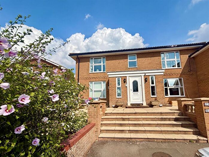 2 Bedroom Apartment For Sale In Tithe Barn Crescent, Old Town, Swindon, SN1