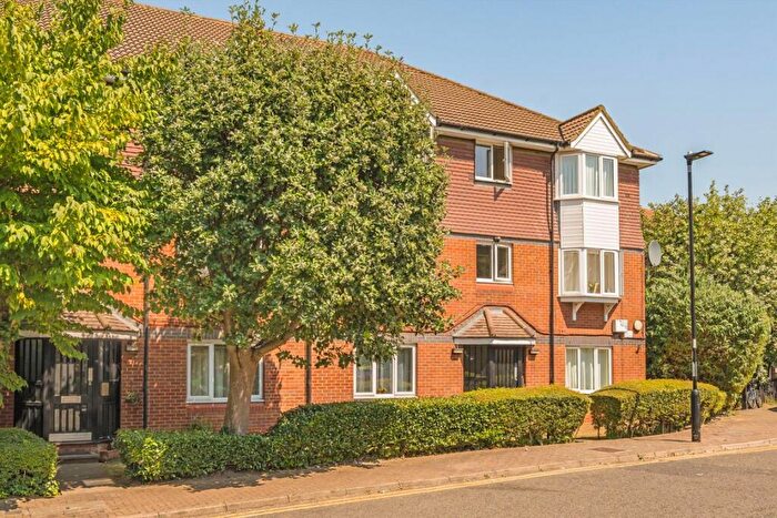 2 Bedroom Flat For Sale In Bunning Way, Islington, N7