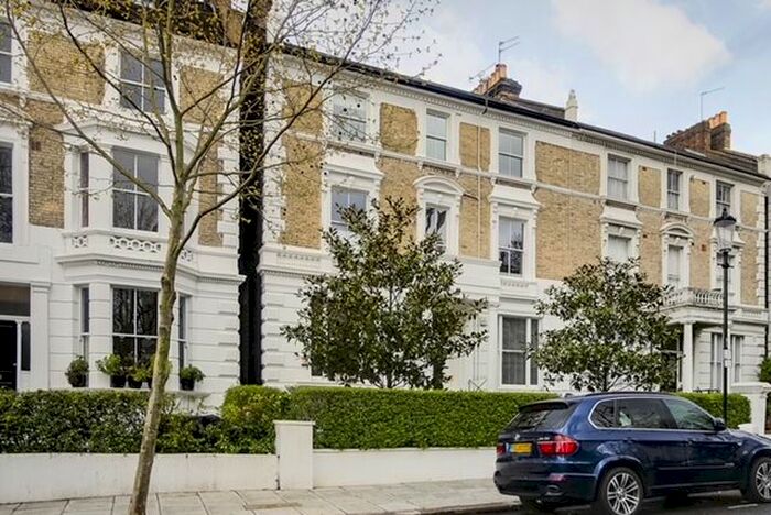 3 Bedroom Flat To Rent In Bassett Road, London, W10