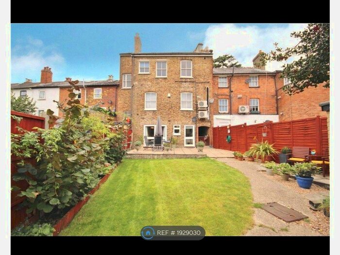 2 Bedroom Maisonette To Rent In St. Judes Road, Englefield Green, Egham, TW20