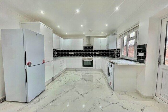 4 Bedroom Property To Rent In Radlix Road, London, E10