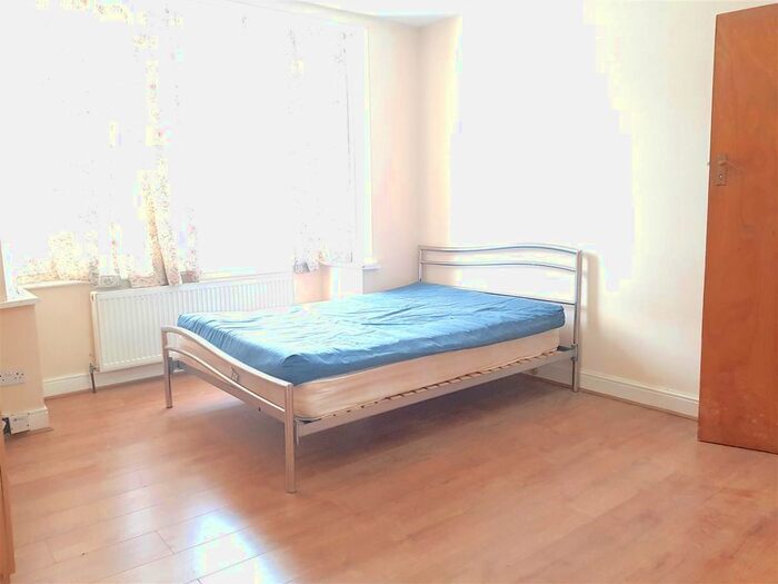 1 Bedroom Flat To Rent In Taunton Avenue, Hounslow, Middlesex, TW3