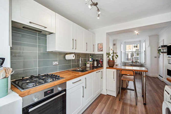 2 Bedroom Flat For Sale In Simpson Street, London, SW11
