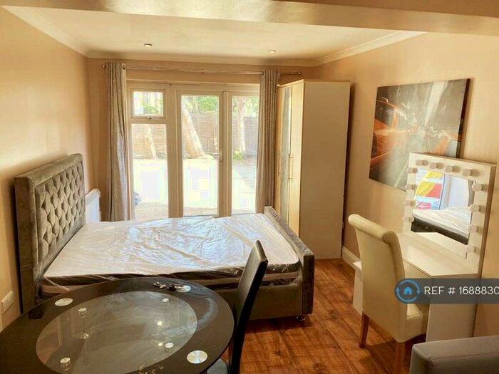 Studio To Rent In Stratford, London, E15