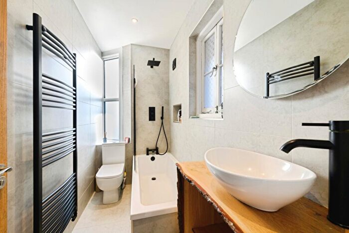 2 Bedroom Maisonette For Sale In Gatton Park Road, Redhill, Surrey, RH1