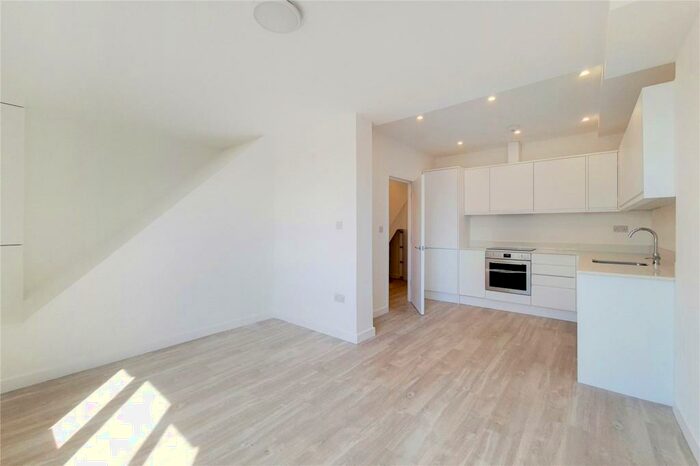 2 Bedroom Flat To Rent In Finchley Road, Temple Fortune, London, NW11