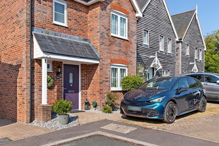 3 Bedroom Detached House For Sale In Trafalgar Rise, Clanfield, Hampshire, PO8