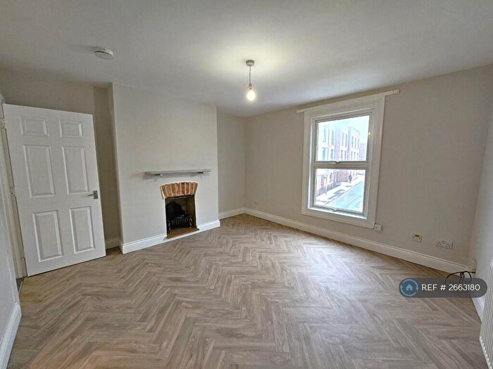 2 Bedroom Maisonette To Rent In High Street, Cheltenham, GL50