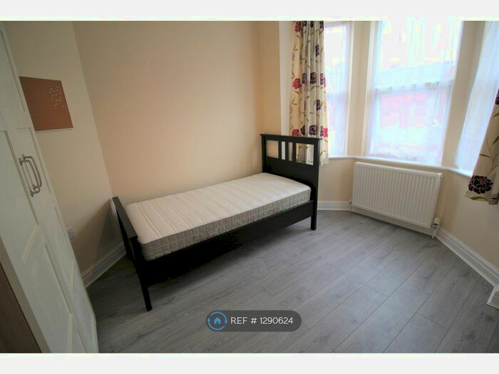 Studio To Rent In Cedar Road, London NW2