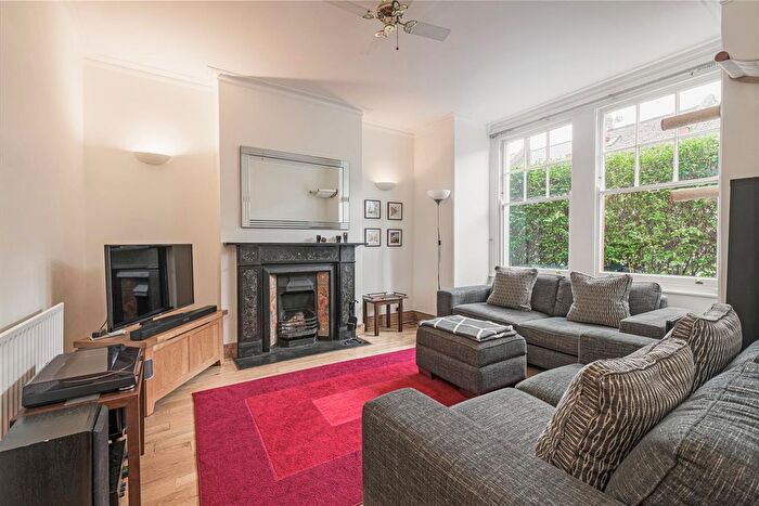 2 Bedroom Maisonette For Sale In Isis Street, London, SW18