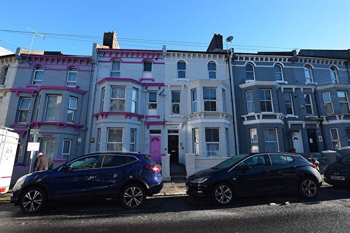 3 Bedroom Flat To Rent In Cambridge Gardens, Hastings, TN34