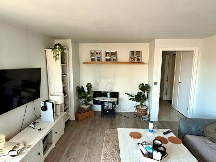 2 Bedroom Flat To Rent In Lower Canal Walk, Southampton, Hampshire, SO14