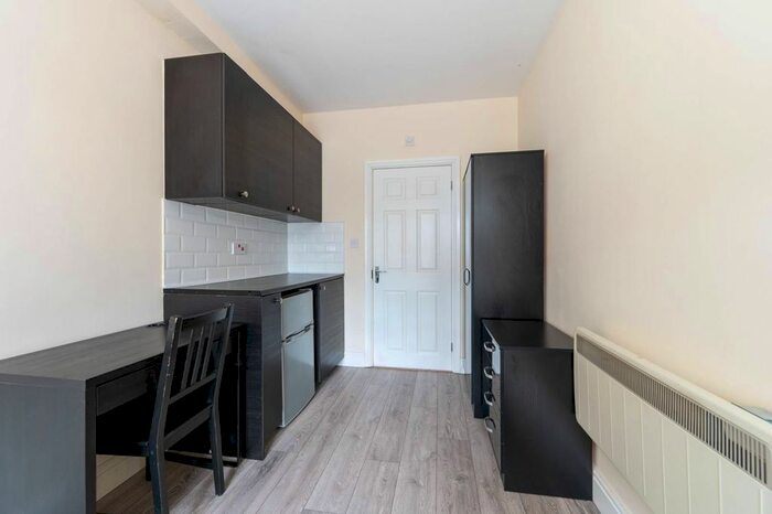 Studio To Rent In Bideford Avenue, Perivale, Greenford, UB6